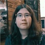 Profesora de educación con niños de infantil y primaria
